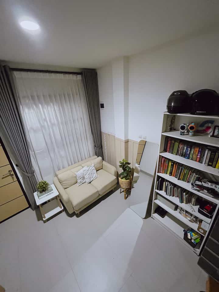 Bagaimana kami bisa tinggal rumah ini? 

Rumah yg saat ini kami tinggali berdiri di atas tanah peninggalan orang tua suami, kami hanya memakai sebagian saja dari tanah yg ditinggal kan dan dibuatkan untuk hunian pribadi dan sisanya kami buatkan untuk kontrakan. 
Rumah ini hanya berukuran 3x10m saja. Jadi tidak banyak ruangan di rumah ini. 
Kami memilih furnitur yg sesuai dan senada di rumah ini untuk membuat rumah ini terkesan luas dan tidak sempit. 
Semoga rumah kecil kami bisa menjadi inspirasi buat teman teman yg memiliki lahan terbatas seperti kami. 

#minihousetour #ceritarumahku #inspirasirumah #rumahsederhana #rumahdigang #rumahminimalis #RumahHariIni 