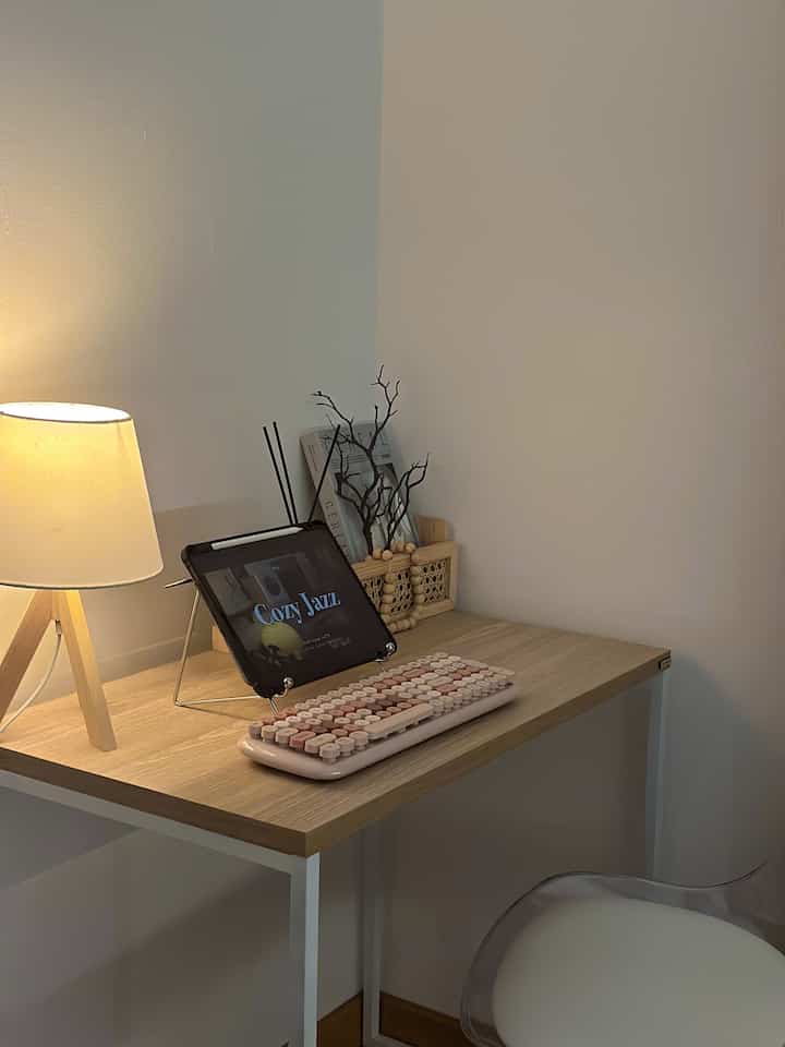 The corner of the bedroom that I use for working space and also as a place to touch up makeup, because I don't have my own dressing table yet. 
5 Best buy products this year 

1. 100x80 work desk with a budget under 300K, the look is minimalist and the material is sturdy 

2. Transparent chair, budget 200k. Comfortable to use, eye catching, can go up and down. 

3. Round mirror, to look in the mirror and also as a decoration on the table 

4. Mushroom-shaped table lamp, under 200k eye catching design, has 3 choices of lamp colors 

5. Japanese oak vinyl, 350k per box, this is the best, the color and texture are really cool 🫶🏻

#Top5BestBuy
#ProductRecommendations
#AmbassadorPick

#Vinylflooring
#Bedroom
#WorkingSpace
#WorkChair
#WoodTable
#TableLamp
#RoomDecoration
#RoundMirror