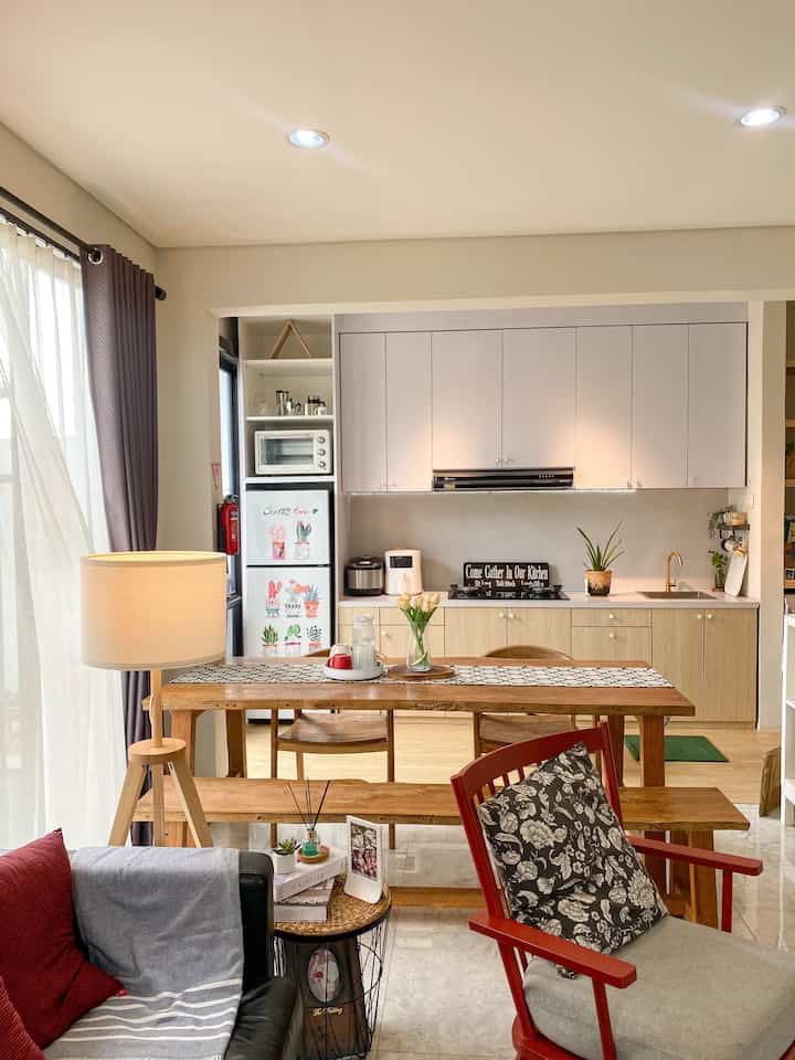 5 top best buy yang aku punya di rumah segehouse 

1. Sofa hitam ikea , itu adalah salah satu investasi furniture yang aku punya dirumah 

2. Bangku merah ikea , salah satu bangku yang kami gunakan untuk chill sambil santai netflixa -an  dan menjadi center point karena warna nya yang merah 

3. Standing lantai ikea , salah satu dekorasi lampu yang ada dirumah yang bisa membuat ruangan makan terasa hangat dengan warna warm 

4. Rak kotak ikea , ini adalah tempat penyimpanan dekorasi dan aneka perlengkapan rumah. Karna rumah kami menggunakan konsep open space jadi menurut kami ini salah satu furniture yg cocok 

5. Foto frame yang menjadi wall decor dirumah kami , karena menjadi salah satu perjalan cerita kami sekeluarga yang dapat di nikmati bersama menjadi memory manis

Menurut kami ini best buy yang kami punya dirumah , semoga bermanfaat

#sofaikea
#bangkuikea
#top5bestbuy
#rekomendasiproduk
#ambassadorpick
#segehouse