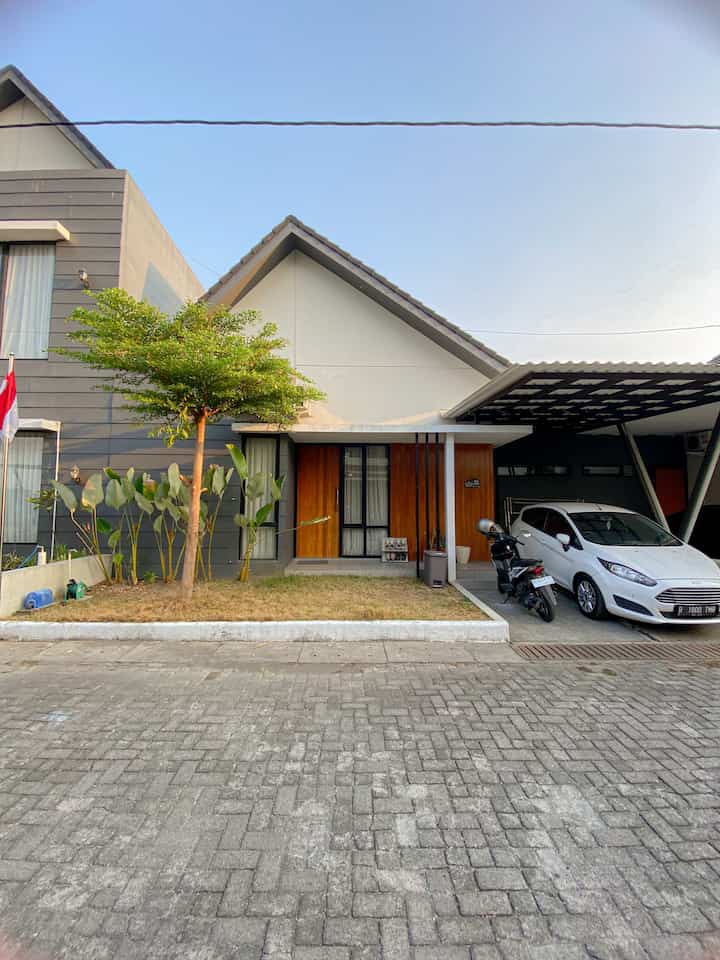Menemukan rumah seperti menemukan jodoh, ya akhirnya kami memilih untuk berjodoh dengan rumah ini. Alasannya karena berada didalam cluster yang dijaga satpam 24 jam agar lebih safety, dan juga desain Scandinaviannya yang menarik serta aesthetic. Kami membeli rumah ini tahun 2020 dengan cara sistem pesan bangun. Beberapa material di rumah ini kami custom juga ke developer.

#KanopiuPVC #MiniHouseTour #CeritaRumahku #InspirasiRumah 