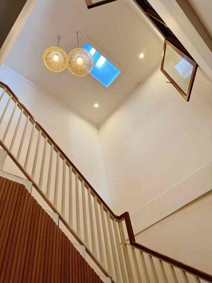 Menemukan “rumah” yang tepat memang seperti menemukan jodoh..

Pas pertama liat langsung terkesima dari ceilingnya yang tinggi dan adem walaupun rumah second yang sudah lama tidak ditempati penghuni 🥰 

Lebih tepatnya NZhomes merubah dari yang serba pink menjadi warna putih , tanpa menghilangkan “setengah lingkaran” didepan rumah yg sudah iconic 🥰

Kalau diliat before after , 
perubahan dari fasad depan, sampai memilih open space jadi terlihat perbedaan luasnya ..

#WarnaCatRumah #Roaster #Scandinavianminimalis #MiniHouseTour #CeritaRumahku #InspirasiRumah