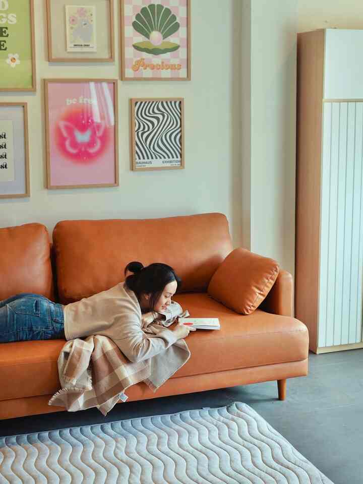 Sejak kecil, aku selalu punya mimpi untuk beli rumah sendiri. Berapapun ukurannya, apapun bentuknya. Asal punya sendiri pasti nyaman! Semacam life goal yang aku komunikasikan ke suami juga, and he also agreed. 🏡

Dan akhirnya 7 tahun lalu dipertemukan sama #RumahSeupil yang dari segi ukuran pas, budget pas, lokasi pas. Semuanya click 🩷 termasuk rumah tumbuh juga, karena dibangun bertahap mengikuti flow tabungan. 

Dia nih sebenernya perumahan, tapi fleksibel banget. Aku belinya unit rumah cuma belum dibangun, jadi masih kosongan gitu. Enaknya disini… aku tuh ga perlu punya fasad yang sama dengan rumah lain. Bisa langsung dibikin beda sesuai keinginan. Love bgt kan! Jadilah #RumahSeupil dengan proses nabung selama 7 tahun dan proses pemangunan selama kurleb 4 tahun. HIHI! 👊🏻

#MiniHouseTour #CeritaRumahku #InspirasiRumah #RumahTumbuh #RumahMinimalisJepang #RumahOpenSpace #RumahCompact #InspirasiKamarTidur