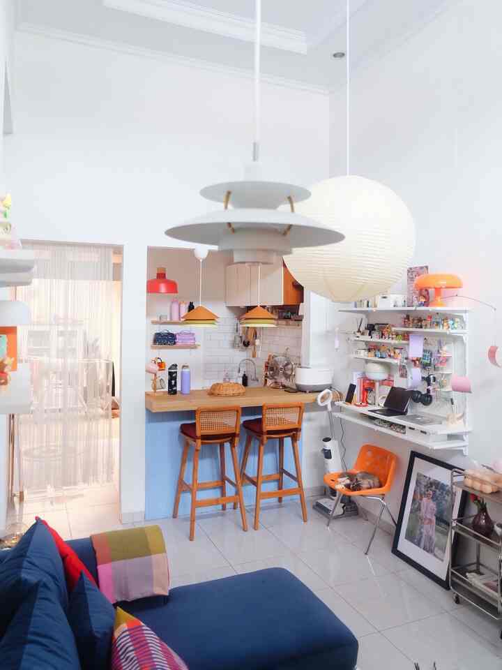Top 5 barang yang bikin tampilan ruangan menarik ala mid-century modern ✨

Ini dia furnitur ikonik di ruang tamu kami yang jadi ciri khas dan makin menghidupkan vibe ruangan yang cheerful and colorful:

1. Poul pendant lamp: kap lampu ini memberi kesan vintage ala mid-century modern karena bentuknya yang unik

2. Kap lampu IKEA TESAMMANS: salah satu  produk dari koleksi TESAMMANS yang wajib dibeli. Selling point dari kap lampu ini adalah desainnya yang unik dan warnanya yang berani (oranye dan kuning) sehingga mencerahkan ruangan

2. Zigzag tufted mat: karpet zigzag ini memberi kesan cherful karena mengkombinasikan warna cerah ungu dan hijau, terlebih bentuknya yang lain dari karpet pada umumnya

3. Sarung bantal sofa IKEA TESAMMANS: Masih dari koleksi TESAMMANS yang memiliki palet warna yang berani dan desainnya yang tegas (garis-garis)

4. Dekorasi gantungan IKEA TESAMMANS: item dekorasi yang membuat ruangan jadi lebih hidup, karen konsep kinetik yang ada pada dekorasi ini ketika tertiup angin atau digerakkan maka akan bergerak seimbang

5. Sofa Lufkin dari Informa: warna biru yang nge-pop terlihat cocok dikombinasikan dengan item dekorasi nan cherful

Selain ke-5 barang tersebut sebenarnya banyak barang-barang yang bisa dibeli untuk menciptakan kesan ruangan cheerful and colorful ala mid-century modern

#LampuEstetik #KarpetEstetik #SofaMinimalis #SarungBantalSofa #Top5BestBuy #RekomendasiProduk #AmbassadorPick