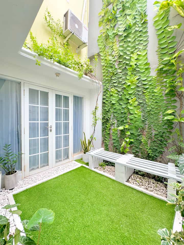 🌸 Rumah Impian Masa Kecil 🌸

Rumah impian masa kecilku itu gak perlu terlalu luas, asal punya taman belakang yang adem, punya dapur yang cantik, punya meja makan yang dipakai untuk makan bersama keluarga, punya kamar yang mirip kamar hotel dengan bedcover warna putih, dan banyak pajangan-pajangan yang lucu dan cantik, dan akhirnya semua itu jadi kenyataan sekarang.
Alhamdulillah.. Alhamdulillah.. Alhamdulillah 🥹

Rumah ini dibangun di atas tanah warisan dari ibuku, persis di sebelah rumahnya.
Rumah yang tadinya adalah 3 buah kontrakan petak yang kemudian dihancurkan sekitar 90% lalu dibangun rumah mezzanine open space ini.

Ternyata rumah impianku sekarang ada di sebelah rumah masa kecilku, yang tidak terlalu luas tapi bebas untuk aku kreasikan sebagaimana mimpi-mimpi yang pernah aku semogakan 🩵

#TamanBelakang
#Backyard
#TamanKering
#RumputSintetis
#Dapur
#Kitchen
#DiningRoom
#LampuGantung
#PlafonGypsum
#GranitLantai
#Kamar
#Bedroom
#Headboard
#Wallpanel
#Ambalan
#MiniHouseTour
#CeritaRumahku
#InspirasiRumah