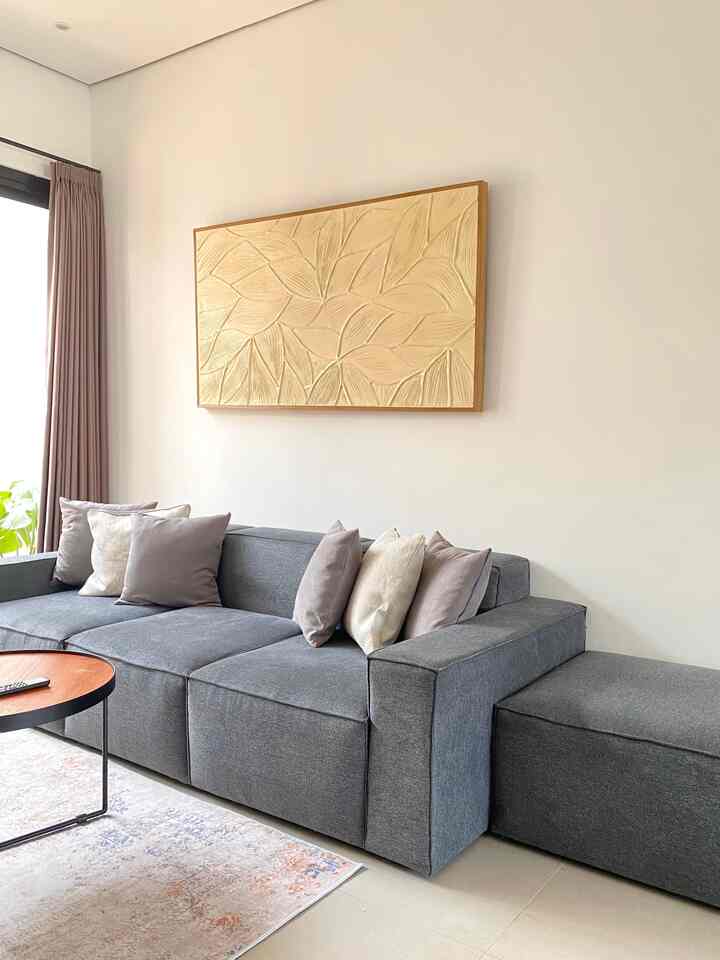 家にとって価値のあるアイテムを選ぶための 5 つのヒント!
居心地の良いファミリールームを作りたい方は、次の 5 つのアイテムをファミリールームに置いてください。
1. 家族全員がくつろいだり、テレビを見たり、来客を迎えたりできる、柔らかくて快適なソファです。このソファはジェパラでカスタマイズしました。
2. カーペットは、部屋のテーマに合ったものを選びます。また、快適で柔らかい素材と、ニュートラルな色を選択してください。
3. テレビ台は、収納引き出し付きのテレビ台を選びましょう。
4. 絵画は、部屋のテーマに合わせて、ニュートラルカラーの絵画を選びます。絵画は壁に印象を与え、単調に見えなくなります。
5. 植物。部屋をより新鮮で涼しく感じさせるために、いくつかの鉢植えの植物を置きます。

#ミニマリストソファ
#カーペット
#リビングルームカーペット
#メジャTV
＃絵画
＃ポット
＃植物
#トップ5ベストバイ
#製品推奨事項
#アンバサダーピック
