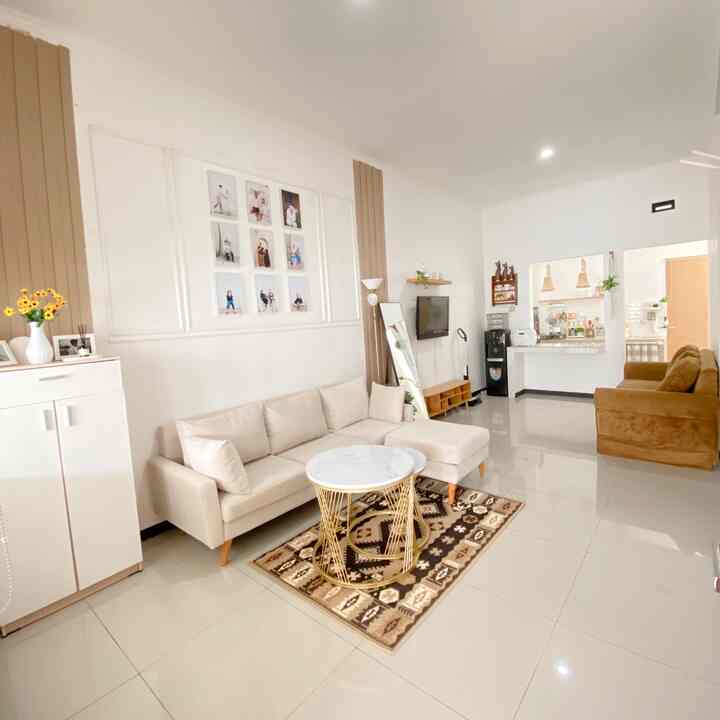 Tahun 2023 saya memutuskan ambil rumah di perumahan, rumah ini sepenuhnya masih bawaan developer belum ada yang di renov sama sekali hanya saja tanah sisa rumah saya  buat dapur dengan konsep open space
Rumah inipun sangat sederhana tapi saya buat senyaman mungkin dengan sedikit dekorasi 
Saya tuh suka banget sama rumah ala japandi, makanya rumah ini dominan di warna putih dan coklat . 
Cita cita saya, bisa merenov rumah ini menjadi rumah impian. Mudah mudahan segera terwujud. Aamiin🤗🤎

#MiniHouseTour #CeritaRumahku #InspirasiRumah #sofa #mejaminimalis 