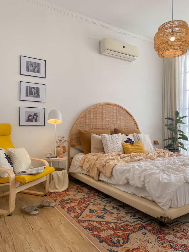 Cerita Menemukan Rumah 🏡✨

Rumah ini jadi pilihan utama karena letaknya yang dekat dengan orangtua, meskipun bangunannya dari developer, aku suka sama layout-nya yang pas, sudah terbangun 2 lantai, kebutuhan ruang terpenuhi, dan yang lebih seru lagi, sudah ada beberapa perubahan yang aku lakukan untuk bikin rumah ini jadi lebih nyaman! 💛

Karena buat aku, rumah yang ideal itu adalah tempat yang bisa memenuhi kebutuhan fungsional, tapi tetap punya sentuhan estetik yang bikin kita nyaman. Nggak harus yang mewah, tapi setiap ruang bisa diatur supaya nyaman dan enak dilihat. 

Meskipun aku suka dengan desain yang estetik, aku selalu pastikan setiap elemen yang ada punya fungsi yang jelas. Dan yang paling utama, mau apapun pilihan stylenya, furniturnya, dekorasinya, yang terpenting semua penghuninya merasa nyaman berada di RUMAH 💛

#HeadboardRotan
#WarnaCatRumah
#LantaiVinyl
#LampuGantung
#TanamanHias
#StandingLamp
#WallDecor
#KarpetMinimalis
#MiniHouseTour
#CeritaRumahku
#InspirasiRumah