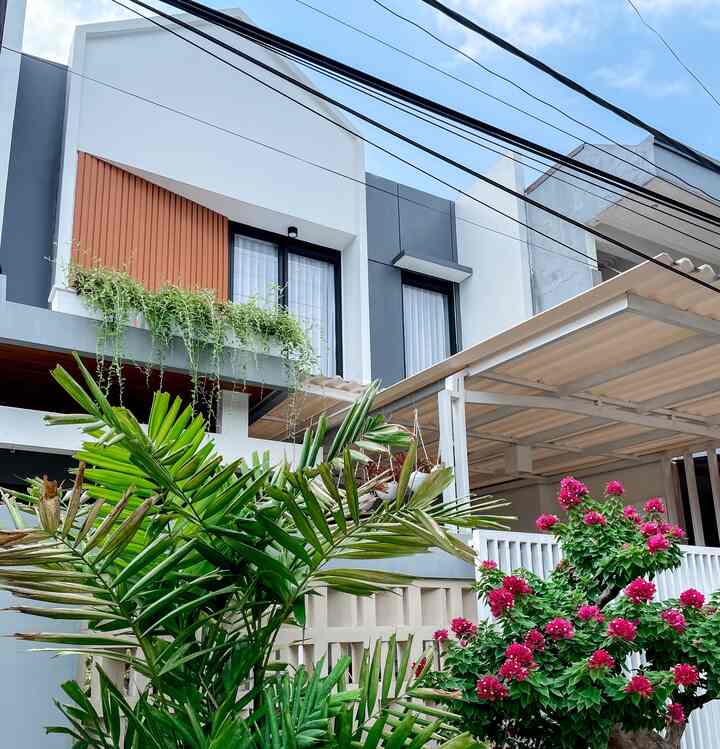 Sebelum pindah menikah dan pindah ke Bandung, suamiku sudah memiliki rumah. Namun rumah ini masih dalam kondisi bangunan lama dan perlu direnov total bahkan dirubuhkan. Akhirnya proses pembangunan dimulai dan didesign sesuai keinginan (tanpa arsitek) sehingga kami sangat senang dengan hasilnya. Dalam menentukan #stylerumah aku memilih untuk menggunakan warna natural kayu yang dikombinasikan dengan warna-warni yang vibrant serta tanaman hijau sehingga rumah terlihat lebih ceria dan segar
 #MyHomeStory #MiniHouseTour
 #CeritaRumahku #InspirasiRumah