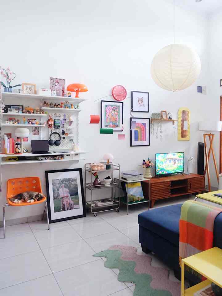 Mini tour our house ⚡️

Bagi kami arti rumah rumah begitu luas, tak sekadar sebagai tempat berteduh maupun kebutuhan premier, namun juga jadi tempat untuk berekspresi. Dari ekpresi ini, kami membangun memori indah sebagai satu keluarga. 

Ekspresi ini tercipta dari konsep ruangan yang cherful dan memakai item dekorasi/furnitur colorful memberi kesan semangat dan ceria. 

Ruangan yang menjadi heart/identitas/ciri khas dari rumah ini adalah living room dengan konsep nge-pop + vintage ala mid-century modern

Living room ini pun menyambung dengan area dinning room dan kitchen, karena kami ingin membuat rumah yang open space agar terlihat lega, ditambah ceiling yang tinggi 

Sementara, area laundry room dan bed room kami ingin menciptakan suasana yang lebih santai dengan memakai konsep ala Japandi, mengkombinasikan warna cokelat natural kayu dan item dekorasi berwarna natural 

Mungkin itu sedikut cerita soal tujuan kami tinggal dalam sebuah rumah, yang bisa dijadikan alasan memilih rumah dengan konsep seperti ini ✨

#LampuEstetik #SofaRuangTamu #KarpetEstetik #LampuDapur #MiniHouseTour #CeritaRumahku #InspirasiRumah