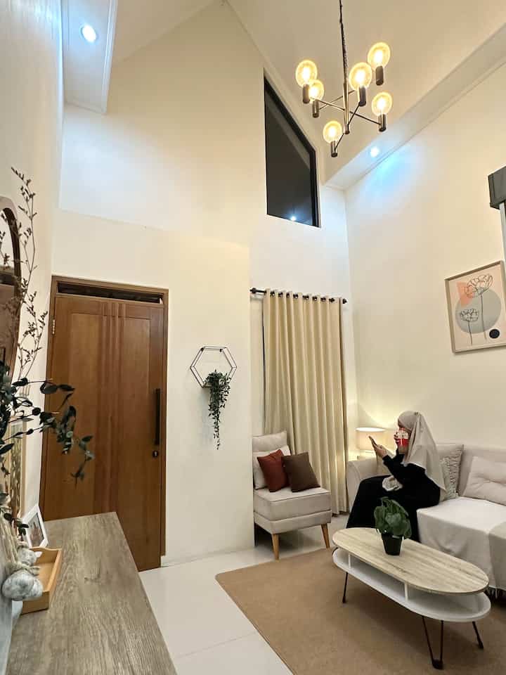 Top 5 best buy at scandivis.house!
1. Karpet polos warna brown
Jujur, ini adalah karpet ternyaman yang aku punya. Bahannya tebal, lembut, dan belakangnya udah anti slip. Warnanya juga cocok banget sama tone rumah. Harganya cuma under 400rban!
2. Sofa set warna beige
Ini adalah salah satu item yang paling sering ditanyain sama tetangga online. 1 set sofa warna beige yang menurutku warnanya klop banget sama cat dinding. Bentuk sandaran tangannya juga unik, dengan kaki kaki berwarna kayu. Aku beli sekaligus dapet mejanya juga yipiii❤️
3. Cat dinding jotun warna vanilla
Ini beneran jadi best buy aku sejak pindah ke rumah ini. Warnanya tuh bikin jatuh cinta terus apalagi kalo kena sinar matahari, beuuuh berasa di dunia pinterest! 
4. Tanaman artificial
Buat team mageran tapi tetep pengen rumahnya keliatan seger, pake tanaman tiruan kaya gini cocok banget sih. Low maintenance, dan mirip dengan aslinya!
5. Table lamp
Cukup lama untuk bisa memutuskan pojokan sofa mau dikasih hiasan apa. Ternyata pilihanku jatuh kepada vas bunga dengan lampu yang bentuk dan warnanya sesuai dengan yang aku mau. Tapi sayangnya, ga bisa aku tag link pembeliannya karna dulu belinya saat aku singgah ke jogja. Patokannya toko sebelah Nas* and co yaa!

Sekian 5 produk yg menurutku paling tidak aku sesali dan boleh banget untuk ditiru hihi. Semoga bermanfaat ya!🤍👋

#sofaminimalis #catdinding #catinterior #pintukayu #tablelamp #karpetruangtamu #mejakopi #coffeetable #artificialplant #tanamantiruan #fejkaikea #lantaigranit #granitruangtamu #Top5BestBuy #RekomendasiProduk #AmbassadorPick