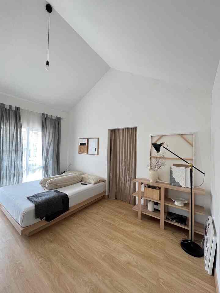 Attic Bedroom.

Rumah kami adalah rumah developer, kami memutuskan untuk membeli rumah ini disamping budgetnya pas sesuai kebutuhan kami. Rumah ini memiliki bentuk atap yang unik: attic. Ceiling kamar utama kami berbentuk attic (segitiga) yang memberikan luas terhadap kamar ini. Dengan ukuran kamar 3x4, kami merasa cukup, apalagi di kamar ini sudah disediakan mini wardrobe dan kamar mandi.

#MiniHouseTour #CeritaRumahku #InspirasiRumah #Cat #MDF #SPC #LantaiSPC #KayMDF #Japandi