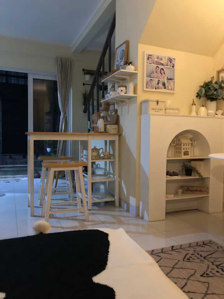 5 best buy menurut kita, tapi kita tambahkan jadi 6 disatu ruangan open space ini
1. Meja makan multifungsi ini terkesan simpel namun pas dan cocok diruangan ini
2. Tudung Saji estetik tak pernah ketinggalan kami gunakan untuk menutup makanan yang tersaji dimeja.
3. Tempat bawang estetik, ada lubang lubang untuk angin keluar masuk sehingga bawang tetap dalam kondisi yang baik untuk waktu yang lama
4. Tempat tisu estetik semakin mempercantik ruangan
5. Rak Perapian yang harganya terjangkau namun menambah keestetikan ruangan
6. Karpet estetik menambah kesan manis ruangan tamu kami 

#Top5BestBuy #RekomendasiProduk #AmbassadorPick #dinningroom #livingroom #printilanestetik #perlengkapanrumah  #DecorasiAesthetic #RoomDecor #PrintilanAesthetic #HomeDecor #KarpetTurki #Japandi #KoreanStyle #Scandinavian
