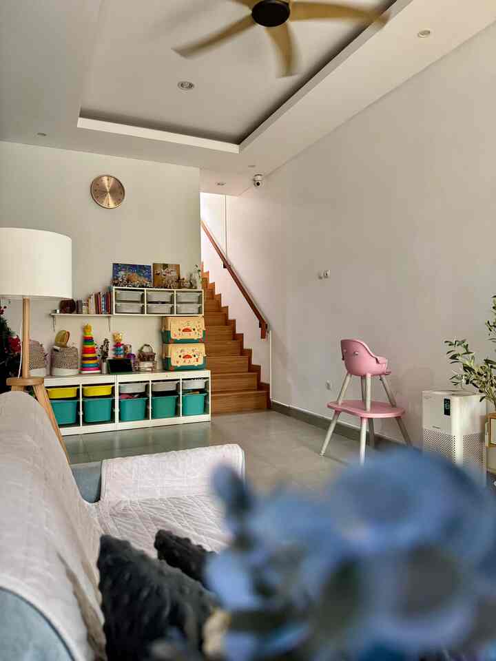 Kalo kata pepatah, rumah itu jodoh-jodohan. Dari pertama kali survey, udah yakin kalo rumah ini akan jadi jodoh kami. Selain krn lingkungan yg cukup tenang, kami jg mempertimbangkan akses transportasi umum, dekat RS, dekat jg dengan pusat kuliner, mall, dll.
Kayaknya semua kriteria udh ter checklist dari rumah ini. Semoga rumah ini mendatangkan banyak energi positif dan berkat bagi sekitar 🫶

#GranitMinimalis #KursiMakanAnak #CoverSofa #MiniHouseTour #CeritaRumahku #InspirasiRumah