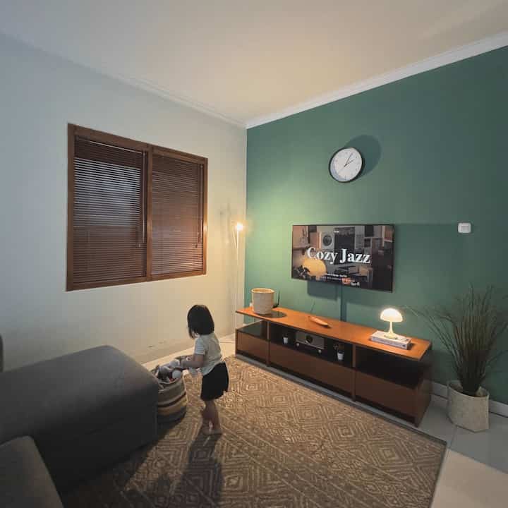 my 5 best buy yg menambah ‘hidup’ living roomku! 

1. sofa 3 seater dengan dudukan kaki & storage — bikin kaki nyaman & barang-barang pun bisa disimpan rapi 🛋️

2. lampu jamur — lampu meja portable bisa disimpan dimana aja menghiasi berbagai sudut, fungsional & menambah estetika ✨

3. roller blind — menutupi ketidakestetikan kaca jendela yg belum diganti 🤭

4. lampu lantai — akhirnya punya lampu lantai karena ternyata secakep itu kalau dinyalakan di malam hari 🪔

5. tanaman artificial — buatku yg gak pandai merawat tanaman cukup banget pake artificial karena ga perlu perawatan & menambah estetika di ujung kabinet tv 🪴

#livingroom #sofa3seater #sofastorage #rollerblind #artificialplant #lampumeja #lampulantai #Top5BestBuy #RekomendasiProduk #AmbassadorPick