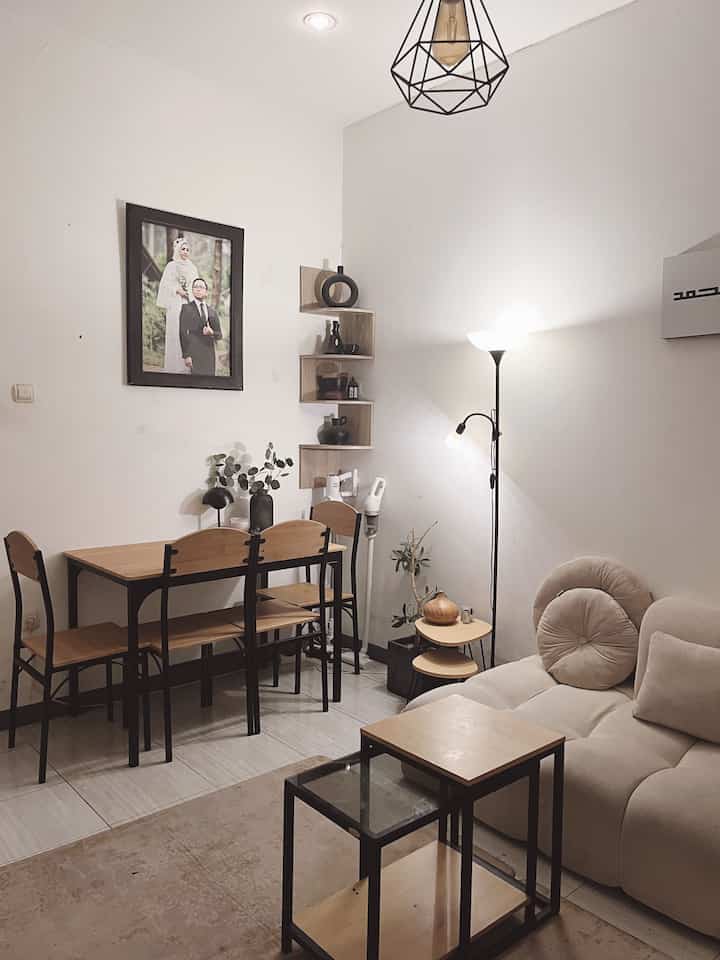 ✨ My Top 5 Item di Living Room 
1. Sofa Minimalis by Kenzi Kreatif - sofa yang aku suka sekali karena desainnya yang unik dan kekinian ditambah sofa ini punya nilai sejarah karena aku dapatkan dari hasil Doorprize Acara Komunitas. Jadi happy banget bisa punya sofa ini 🥳
2. Meja Makan Industrial dari Pira - Meja makan ini jadi favorite karena desainnya yang sesuai dengan tema rumah. Ditambah bagian mejanya adjustable sehingga bisa digunakan sesuai kebutuhan. 
3. Floor Lamp by Ace Hardware - Ini jadi lampu favoriteku untuk menciptakan suasana yang lebih cozy di livingroom, terutama saat malam hari. 
4. Mushroom Table Lamp by IUIGA - Lampu meja yang sangat berguna karena tanpa kabel sehingga bisa digunakan dimana saja. Lampu ini juga memiliki 3 mode cahaya sehingga bisa dipilih sesuai kebutuhan. 
5. Vas dan Diffuser by IUIGA - Vase ini Jadi Favoriteku karena bentuknya yang unik dan finishingnya matte. Menurutku bisa jadi statement dekorasi diruang manapun. 
Kalo diffuser jadi favoritku karena tidak hanya estetik tapi sangat berguna untuk menciptakan rumah yang wangi ✨

#SofaMinimalis #MejamakanIndustrial #FloorLamp #TableLamp #Diffuser #Vasedekorasi #Top5BestBuy #RekomendasiProduk #AmbassadorPick