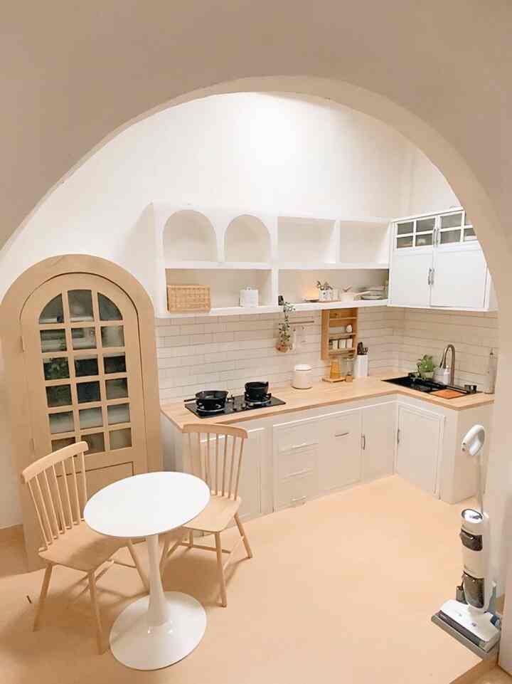 Rumah ini adalah rumah tumbuh , rumah yang di beli suami dari sebelum kami menikah, setelah kami menikah, barulah rumah ini kami huni dan kami renov bersama, renovnya juga bertahap , kami renov rumah ini sesuai budget dan tabungan yang ada saat itu, mulai dari 2021 kita bangun dapur, teras karna dari developer hanya sebatas tanah kosong ,sampai akhirnya di 2024 kita lanjut renov dan bongkar dapur kembali biar lebih luas, kami benar benar menikmati setiap proses perjalanan rumah ini bertumbuh sampai menjadi rumah nyaman versi kami. Sampai saat ini rumah ini masih berproses dan bertumbuh , semoga ada rezeky lagi buat lanjut renov lagi , smoga bisa segera menjadi rumah impian versi kami 

#Minihousetour #ceritarumahku #inspirasirumah #lantaivinyl #castiron