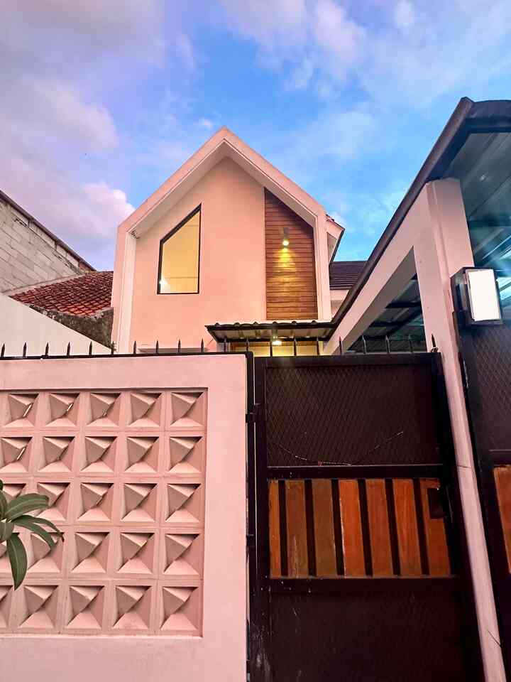 Cerita menemukan "rumah".
Sejujurnya, rumah ini adalah hadiah pemberian dari kedua orangtua. Mereka membebaskan untuk memilih dimana kami akan tinggal, jadi pemilihan lokasipun kami ikut menentukan. Begitupun dengan model ataupun bentuk rumah, semua diserahkan penuh kepada kami. Kami ikut serta menentukan jumlah ruang, model fasad, layout, hingga warna cat. Membangun rumah ini memang tidak begitu terasa perjuangannya seperti membangun rumah dengan keringat sendiri, tapi karena ini adalah pemberian, kami merasa rumah ini lebih istimewa apalagi pemberian orangtua❤️

#fasadrumah #roster #pagarrumah #fasadsegitiga #scandinavianstyle #MiniHouseTour #lamputaman #CeritaRumahku #InspirasiRumah