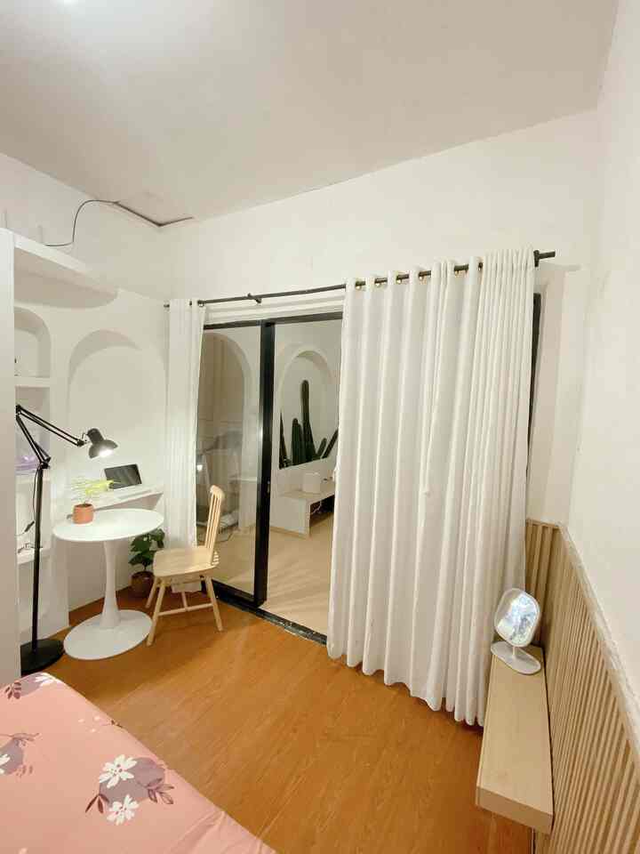 Top 5 best buy versi rumahku 

1. Lampu belajar 
Aku suka banget sama lampu ini , fleksibel posisi lampunya bisa di atur tinggi rendahnya , jd bisa menyesuaikan sesuai kebutuhan ,dan multifungsi juga,aku juga pake lampu ini untuk jadi ringhlight , buat nambah penerangan saat aku bikin konten.

2. Tirai ace hardware
Menurut aku pake tirai ini, perawatannya lebih mudah di banding pakai gorden dari bahan kain, tirai ini kalau debuan bersihinya cukup di lap saja dan looknya lebih simple dan estetik

3. Panci cast iron
Panci ini rekomend banget , soalnya tanpa lapisan anti lengket jadi lebih aman di pakai sehari hari, dan juga terbukti awet banget , minusnya panci ini tu lumayan berat yaa dan butuh perawatan yang apik biar nggak karatan.

4. Lantai vinyl 
Menurutku lantai vinyl ini , bener bener solusi buat yang mau rumah tampil estetik tapi dengan low budget , dan perawatannya juga mudah banget cukup di pel seperti biasa, walaupun minus nya nggak bisa asal geser barang , karna rawan baret.

5. Pegboard 
Aku suka banget sama pegboard ini , bahannya dari kayu looknya bikin dinding jadi lebih estetik , cara pakainya juga gampang tinggal di paku saja, dan harganya terjangkau 


#Top5bestbuy #rekomendasiproduk #ambassadorpick #lampubelajar #tiraiacehardware #pancicastiron #lantaivinyl #pegboard
