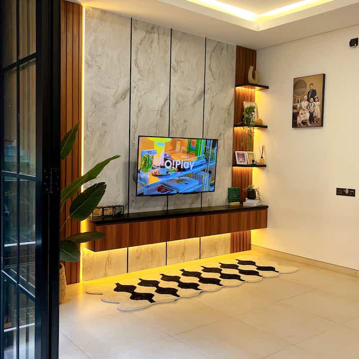 Hallo sahabat Ohouse!

Aku mau share “5 Tips Pilih Dekorasi Estetik di rumah_veyla” 😊

✨ Rug/Karpet , bisa bikin ruangan auto glow up dan fresh tiap ganti rug,,

✨ Tanaman artifial , selain ga perlu disiram atau dijemur matahari, tanaman artificial bikin ruangan estetik,,

✨ Lampu , kunci dekorasi estetik itu lighting,,kalau lampu LED ribet, bisa pilih lampu meja yang lucu2,,

✨ Dummy book, dekorasi murah meriah tp bisa masuk di semua tema ruangan dan yg pasti bikin ruangan makin cakep,,

✨ Ambalan , penambahan ambalan di ruangan bermanfaat banget, bisa buat simpen pajangan, foto, wall art, pewangi ruangan, vas estetik,,

Sharing dekorasi wajib di di rumah kalaian yuk ✨✨

#Top5BestBuy #RekomendasiProduk #AmbasaadorPick #Rug #Karpet #CatPutih #TanamanArtificial #ambalan #Lampu #RuangTamu #RuanganEstetik #LivingRoom #RumahModern 