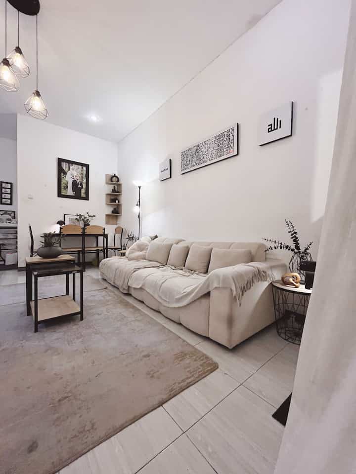 ✨ Mini House Tour- Open Space Living Room & Dining Room 

Tahun 2021 menjadi tahun pertama kami menempati rumah ini. Karena luas rumah kami yang terbatas, membuat kami memilih tema open space dalam mendekorasi rumah. 
Beberapa ruangan memiliki beberapa fungsi sekaligus, seperti ruang keluarga kami yang juga berfungsi sebagai ruang makan. 
Tanpa adanya sekat, membuat ruangan terlihat lebih luas. 

Agar terlihat sebagai satu kesatuan kami mendekorasi setiap ruangan dengan satu tema yaitu dengan barang-barang yang mempunyai aksen industrial. Elemen besi, kayu dan warna black-wooden menjadi aksen di setiap ruangan. 

#SofaMinimalis #MejaTamuIndustrial #MejaMakanIndustrial #LampuIndustrial #MiniHouseTour #CeritaRumahku #InspirasiRumah