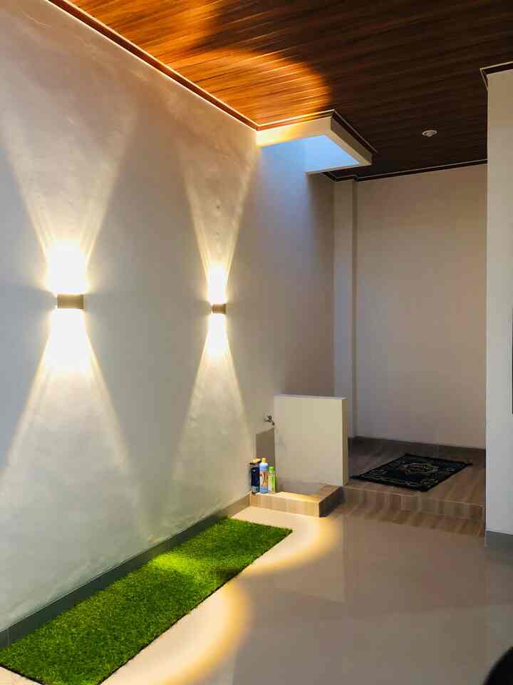 Salah satu sudut ruangan yang akan menjadi tempat untuk sholat (mihrab). 
Baru banget selesai renov rumah, memanfaatkan tanah sisa yang belum dibangun kemudian dijadikan tempat untuk sholat (mihrab) dan rencana akan ada taman didekatnya untuk menambah suasana menjadi asri.
Belum ada isi apapun, soon akan update ke teman-teman jika sudah terisi sambil mengumpulkan inspirasi dan isi dompet yang cukup tentunya.

#mihrab #mushola #musholadalamrumah #minimalis #tamanindoor