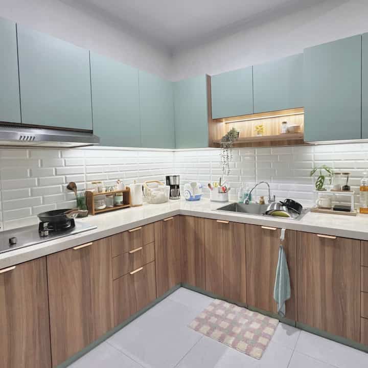 menempati rumah lama dengan segala problemnnya 🙌🏻

paling mendasar adalah dapur yg sudah tidak proper krn terlalu usang dan sulit dibersihkan 😥

finally, berkesempatan merenovasi dengan membuat dapur lama (seperti di foto) diubah dengan menyatukan 2 ruangan agar dapur lebih besar dan dibiarkan open space (dulu dapur kotor dibagi dibalik pintu belakang) 🙌🏻

open space dari livingroom adalah bagian rumah yg kami suka! openspace living room & kitchen selain rumah jd lebih luas terasa nyaman karena semua bagian menjadi ‘menyatu’ satusama lain 🫶🏻

#inspirasidapur #inspirasilivingroom #livingroomideas #openspacelivingroom #kitchenset #kitchenminimalis #kitchenkabinet #MiniHouseTour #CeritaRumahku #InspirasiRumah 