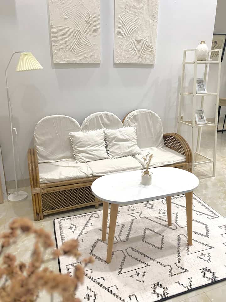 Beberapa foto before after ruangan dirumahku. Buatku rumah ideal adalah rumah yang sirkulasi udaranya bagus, banyak bukaan jendela. Selain itu rumah ideal juga harus rapi, tata letak perabot dan furniture sesuai pada tempatnya agar rumah terasa lebih nyaman ✨



#minihousetour #ceritarumahku #inspirasirumah #livingroom #inspirasikitchen #inspirasilivingroom #sofabed #sofaminimalis #karpetboho 