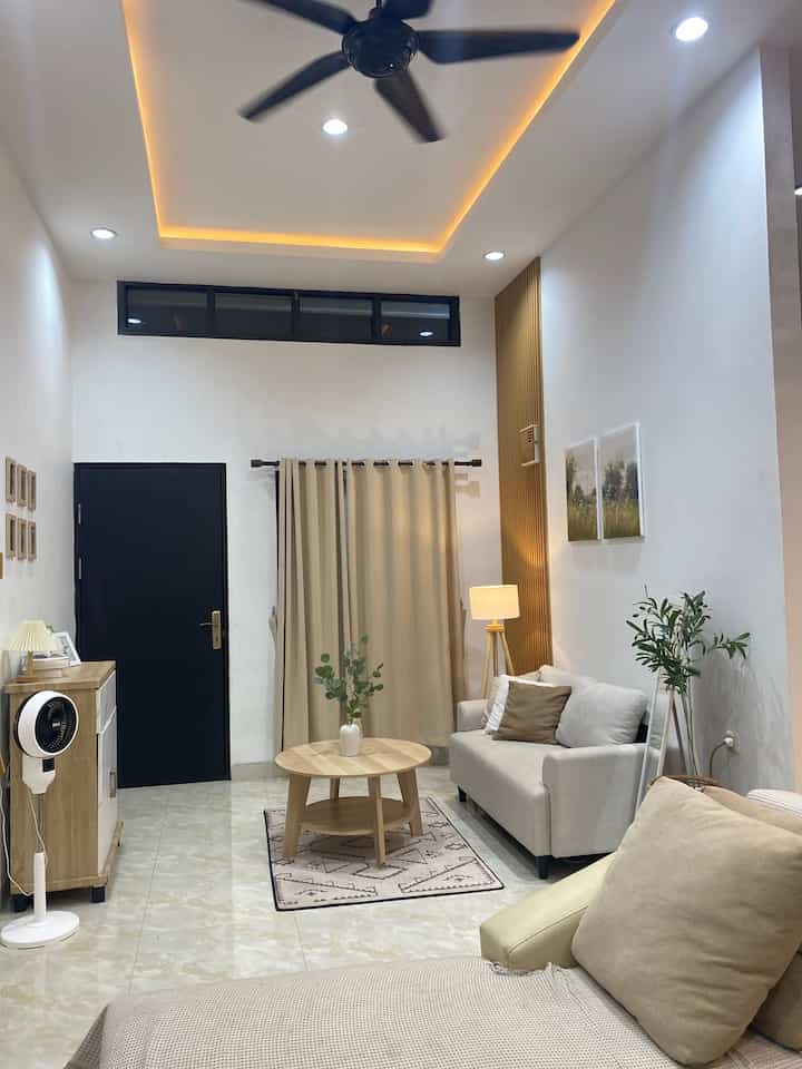 Kali ini aku mau sharing beberapa produk favorit yang ada dirumahku ✨

🌸 kipas angin gantung, karena rumahku berkonsep open space, jadi kalau pasang ac  diliving room akan lebih boros listrik, jadi aku menyiasatinya dengan memasang kipas angin gantung

🌸 meja bulat. Meja ini simple tapi juga besar, bisa muat banyak space untuk meletakkan berbagai makanan jika ada tamu

🌸 rak tv. Rak ini design nya simple tapi cantik

🌸 leka dehumidifier. Untuk menjaga ruanganku tidak lembab

🌸 standing lamp. Selain suka designnya, aku suka warna lampu ini membuat ruangan terasa lebih hangat.

#top5bestbuy #rekomendasiproduk #ambassadorpick #kipasanginedma #standinglamp #vinylsticker #mejaminimalis #pohonartificial #raktv #dehumidifer 

