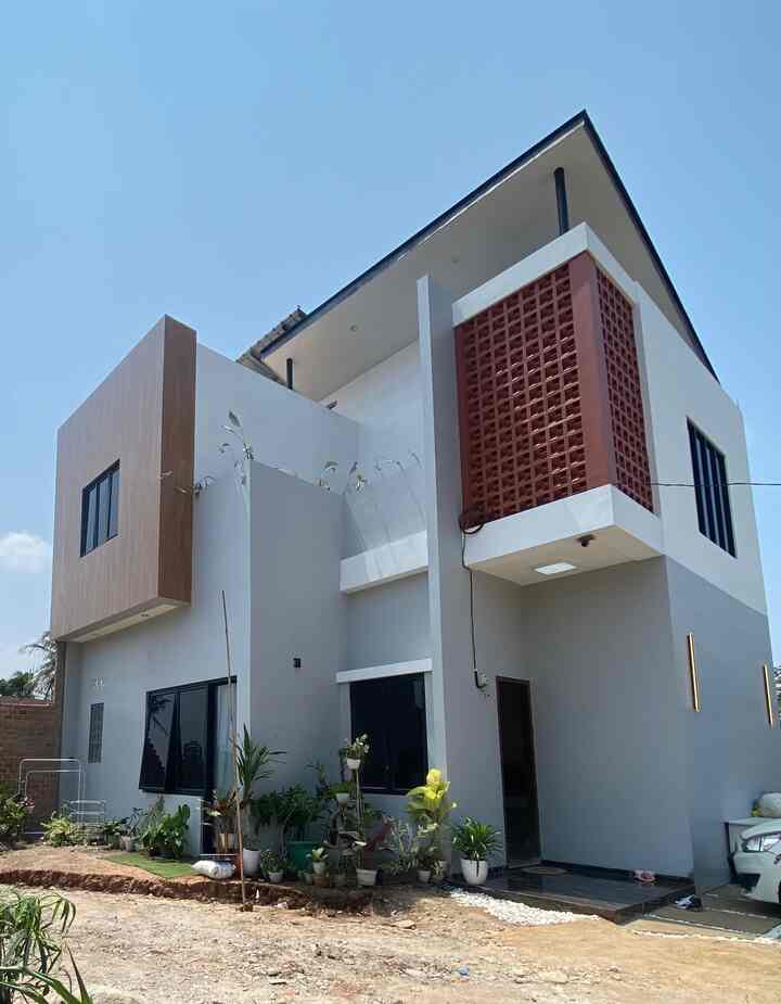 Fasad rumah di Deiraa.house ini bertema modern minimalis.
Kami memakai 4 elemen warna pada facade yaitu putih, abu, wood (kayu), dan terracota pada roster. Rumah kami berada di hook jd kami mendapat banyak sekali keuntungan. Salah satunya rumah kami mendapat sinar matahari pagi dari arah samping rumah dan sinar matahari sore pada arah depan rumah. Ini membuat rumah kami memiliki limpahan sinar matahari dari 2 arah. Keuntungan lainnya yaitu rumah kami dapat dilihat dari 3 sudut pandang yakni dari arah depan, samping dan belakang. Terdapat jendela besar agar sinar matahari dpt masuk melimpah ke dalam rumah. ☺️
Rumah ini proses pembangunan dimulai maret-agustus 2024, yesss 6 bulan
Karena ini rumah tumbuh jd yaaa finishingnya pelan-pelan, semoga menginspirasi ya 🫶🏻

#FasadRumah #fasad #facade #InspirasiFasad #StyleFasad #catrumah #rosterrumah #rumahhook #designrumah #modernminimalisfasad 