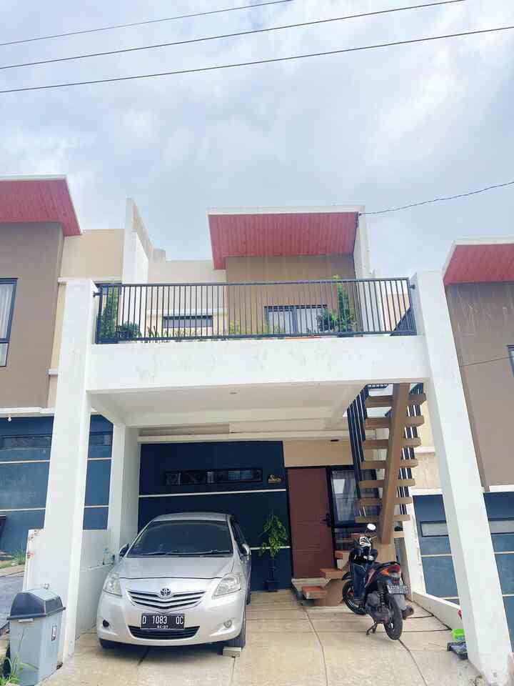 Ini diaa.. Fasad rumah Homeykami~
Fasad ini masih bawaan developer sebetulnya, hanya saja kami menambahkan dak cor untuk area balkon tambahan di atas carport🥰
Untuk fasad ini mengusung konsep minimalis dengan sentuhan warna putih, abu tua, dan coklat 🏡
#plavonpvc #smartdoorlock #catrumah #tempatsampahjumbo #keramikmotifkayu #inspirasifasad #stylefasad #fasadrumah