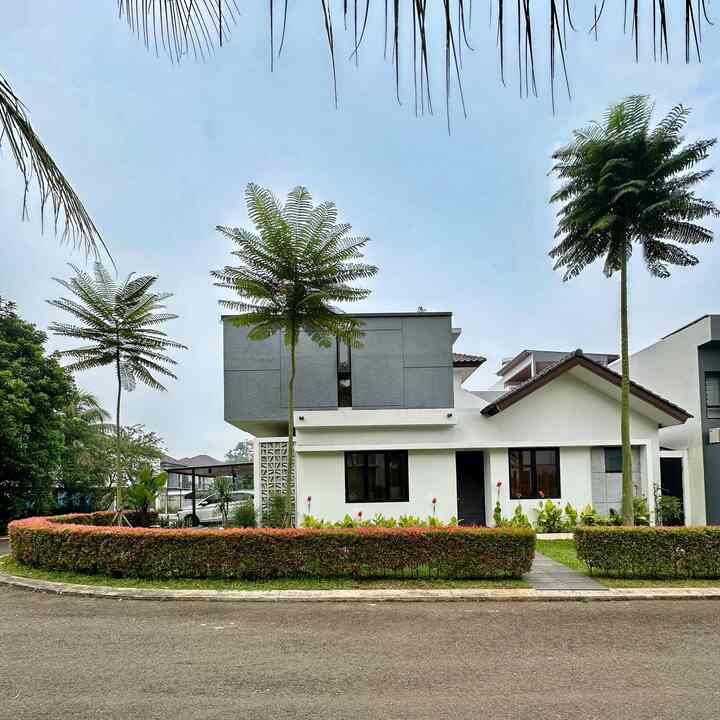 Fasad rumah ini mengusung style minimalis. Untuk fasad ini ga menggambarkan interior didalam rumah ya. Ini lebih karena kami tidak merombak total fasad ketika merenovasi rumah terakhir. Jadi masih ada bangunan bawaan developer yang dipertahankan. 

#inspirasifasad
#stylefasad
#fasadrumah
#pagartanaman
