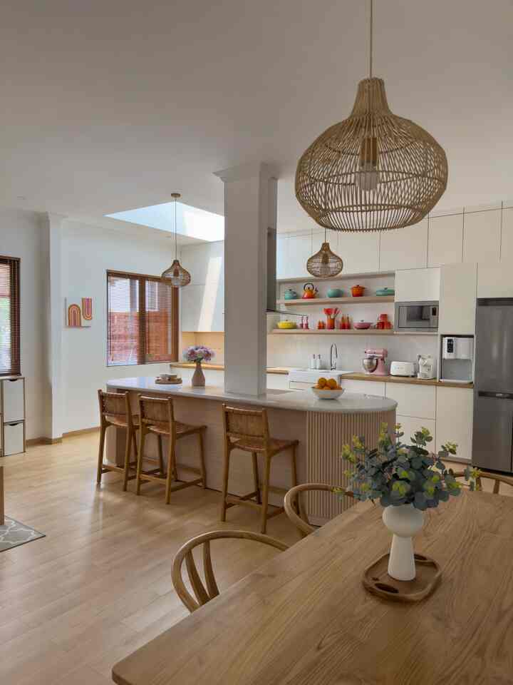 Kami memiliki 2 area untuk makan bersama, satu di kitchen island table, yang biasa kami gunakan untuk sarapan di weekend. Lalu area meja makan tempat kami selalu makan malam bersama. 

Aku styling dapurku hanya dengan peralatan memasak, semua yang terlihat diatas ambalan dapur, maupun di atas meja dapur adalah peralatan yang memang digunakan sehari-hari. Buatku sudah cukup dekoratif memajang semua peralatan masak harianku, jadi ga perlu memajang sesuatu yang jarang digunakan. Aku sengaja mengumpulkan peralatan masak ataupun baking yang bentuknya sudah sangat dekoratif, jadi selain cantik dipajang, semuanya pun fungsional. 

#makeoverdapur
#stylingdapur
#dapurimpian
#kitchensetminimalis
#diningtableset
#kitchenisland