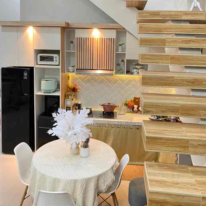 Design kitchen-dining room ala deiraa.house tepat dibawah tangga melayang dengan konsep tema japandi. Dengan luas area yg terbatas maka kami buat seminimalis mungkin di rumah open space ini tapi tetap nyaman untuk beraktivitas memasak di dapur. Backsplash kami pakai keramik tile subway motif herringbone dan top table granit. Untuk Kabinet bawah kami belum pakai semoga tahun ini terealisasi Aamiin 

#MakeOverDapur #StylingDapur #DapurImpian #diningroom #kitchen #designkitchen #designdapur #mejamakanminimalis #dapurmungil #dapurbawahtangga #dapur