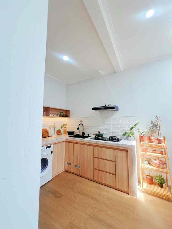 Area kitchen & dining homeykami ini aku buat minimalist dengan sedikit sentuhan japandi di dalamnya.. 
Konsep open space dengan skylight diatas meja makan membuat cahaya di ruangan ini masuk secara maksimal.. 
Untuk memberikan kesan fresh dan luas kami gunakan warna white and wood cerah dengan sedikit sentuhan hijau dari tanaman indoor dan tanaman articial 🍃

#kitchenset #kitchensetminimalis #kitchensetjapandi #mesincucifrontload #komportanam #cookerhood #vas #potterakota #raktanaman #granitmotifkayu #mejamakanminimalis #tanamanartificial #makeoverdapur #stylingdapur #dapurimpian