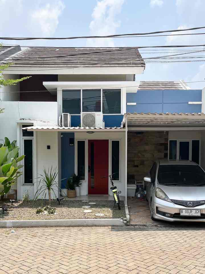 Hello from our tiny home! Rumah ini kubeli di tahun 2016. Dg luas tanah 110 m² dan luas bangunan 70 m². Ga ada perubahan bentuk dari facade, tapi cuman ganti cat warna dan penambahan canopy UPVC aja biar lebih adem. Aku juga pilih taman kering biar lebih low maintenance #canopyUPVC #TamanKering #InspirasiFasad #StyleFasad #FasadRumah #CatJotun 
