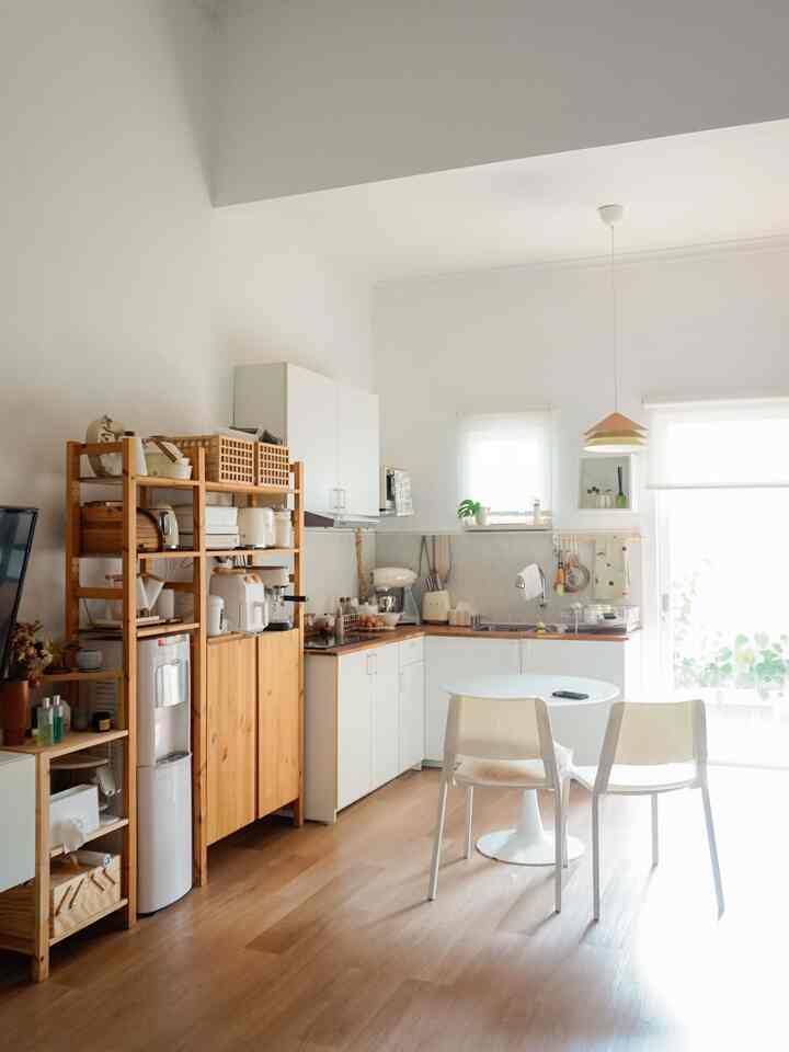 Compare to cooking, I prefer for baking. Jujur, dapur ini lebih sering dipake baking daripada cooking. Aku pilih dapur Knoxhult #IKEA karena affordable, match dg tema rumah, dan modular. Kita bisa sesuaikan dg kebutuhan kabinet dan ukuran dapur di rumah. Sedangkan kitchen appliances favoritku dari brand #SMEG karena warnanya match dg dapur dan bentuknya yang aesthetic #DapurL #DapurMinimalis #MakeOverDapur #DapurMungil #StylingDapur #DapurImpian 
