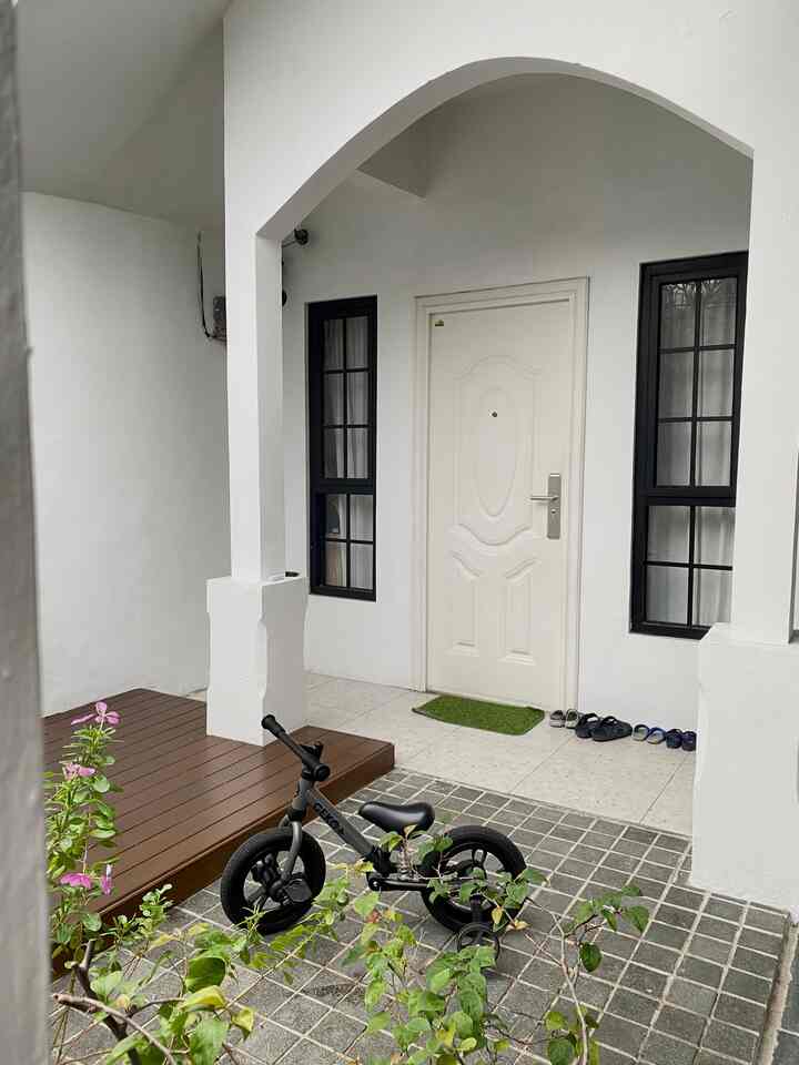 •Mengubah fasad rumah lama menjadi lebih “fresh”•

Fasad rumah kami masih bawaan dari rumah lama sebelumnya, hanya saja kami renovasi beberapa bagian seperti memakai decking untuk area taman dan memakai batu andesit 2 ukuran berbeda sebagai pembatas area taman dan area carport. Untuk pemilihan warna karena untuk cat kami pakai putih agar terlihat kontras untuk bagian pagar kami memilih warna hitam.

#PintuBajaOutdoor #Deckingconwood #Lantaiteras #Lantaiandesit #InspirasiTeras #Styleteras #Terasrumah