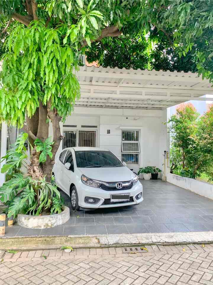 Facade Rumah Cluster Minimalist..

Facade rumah cluster disini memang bentuknya sangat standar ya. Dulunya ada area taman depan rumah namun saya ratakan untuk melebarkan garasi mobil. Saya sisakan 1 pohon mangga dengan monstera variegata sebagai green space. Material yang saya pakai:
1. Lantai garasi dengan warna carcoal polos untuk kesan natural dan easy maintenance
2. Cat tembok brilliant white yang memberikan look minimalist
3. CCTV Outdoor. Barang wajib di era ini sepertinya ya, karena walaupun tinggal di dalam cluster dengan penjagaan ketat satpam 24 jam namun terkadang saya juga harus ngawasin area sekitar rumah terutama saat anak-anak bermain
4. Green space. Minimalis sekali sesuai facade rumah ini ya..hanya ada 2-3 pot tanaman dan 1 pohon utama untuk peneduh.

#CatRumah #LantaiGarasi #ubinkeramik #CCTVOutdoor #InspirasiFasad #StyleFasad #FasadRumah