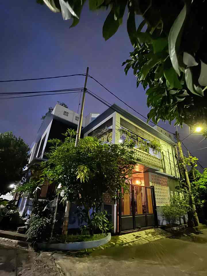 🔅夜の #rumah.inoy のファサード🔅

改修工事の当初から、メンテナンスが最小限で済むファサードを望んでいました。つまり、このチェック柄のデザインは、夫自身の落書きの結果なのです🤭。

当初、バルコニーにロースターを使用したのは、バルコニーの手すりを注文する代わりに、予算を節約するためでした。しかし、見た目はかなり興味深いものであることがわかりました。外観ファサードの一部として、ファサード壁の一部に天然石を使用しています。フェンスには、ファサードの見た目を温かみのあるものにするために、木の板を組み合わせたモダンでミニマリストなデザインを選択しました。一方、当社では窓枠にアルミニウムを使用し、耐久性とシロアリ耐性を高めています。

#ホームフェンス #ミニマリストホームフェンス #ホームフェンスカラー #フェンスペイントカラー #ホームペイント #ミニマリストホームペイント
#ファサードインスピレーション
#スタイルファサード
#ハウスファサード