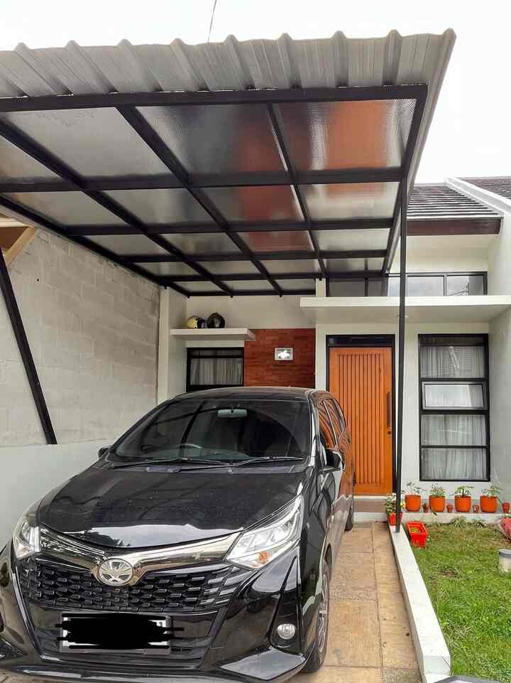 Fasad Sekotak Rumah dengan sentuhan 
🧱bata ekspose dan 
🪟alumunium berwarna hitam 
◻️serta cat warna misty dust kemudian 
🪵sedikit tambahan wood dari pintunya 

Mnjadikan rumah kami masuk ke dalam kategori Rumah Semi Industrial 🏗️ 

Kami memilih rumah dengan model ini karena senang dengan yang sederhana, simpel, natural dan minimalis 💖  

Semoga menginspirasi ✨

#potteracota #jendelaalumunium #ubinteras #bataekspose #kanopialderon #taman #tamankecil #tanaman #teras #carport #catkansai #catwarnamistydust #fasadindustrial #fasadsemiindustrial #rumahsatulantai #semiindustrial #InspirasiFasad #Stylefasad #FasadRumah 