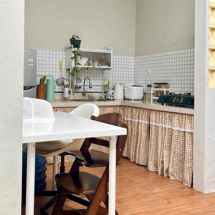 Ruangan dapurku ini berukuran 2,75 x 2,4m dengan meja dak beton letter L yang udah aku sesuaikan dengan teori kitchen triangle untuk memudahkan mobilitas di area dapur ✨ hemat ruang dan maksimal fungsi 

Karena aku blm pasang kicthen set jadi utk sementara aku gunakan dulu gorden kolong dapur sbg penutup dan rak piring juga dengan penutup supaya dapur tetap kelihatan rapi 🌼 

Dapurku ini letaknya bersebelahan dengan taman kering yg ada didalam rumah, bisa dilihat dari slide terakhir 💖 biar dapur terasa cozy dan syahdu 😄

Semoga menginspirasi ✨

#mejamakanminimalis #backsplashmosaik #komporduduk #graniteroman15x90cm #toptablebeton #gordenkolongaestetik #rakpiringtertutup #dindingroaster #dapurminimalis #dapurletterL #dapurmungil #makeoverdapur
#StylingDapur
#DapurImpian







