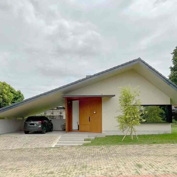 Inspirasi besar dari rumah ini adalah seperti rumah-rumah di Jepang. Beberapa bulan sebelum kita bangun rumah ini, kita sempet cari referensi waktu liburan ke Jepang dan referensi dari Pinterest juga. Kita liat kalau rumah di sana banyak menggunakan kanopi, aksen kayu, atap pelana, dengan finishing exterior kamprot yang rata (gak sakit jadinya) dan ada pembatas di bagian bawah seperti tali air horizontal. Jadilah kita adaptasi ke design rumah kita ini, represented dari facadenya.

Dengan semua pertimbangan itu dan tentunya budget juga, jadi begini hasilnya! So far sangat suka dengan overall design dan eksekusinya!

#HangingCanopy 
#KanopiRumah 
#DindingConwood 
#Roof
#SmartLock 
#InspirasiFasad
#StyleFasad 
#FasadRumah
#TexturedWall