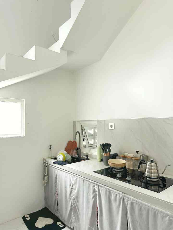 Simple Kitchen AK House 🤍
-
Dapur kita belum ada kitchensetnya namun dipasang penutup Takeshi ( tirai ala Jepang ) , dengan pipa kecil dan kain tirai custom membuat looks sederhana di dapur ini
-
Top table + backspace menggunakan granit matte berukuran 60x60 agar senada dengan dinding warnanya abu muda dengan corak carrara
-
Kombinasi warna lain kita memilih hitam seperti sink , kompor tanam , kran sink dan perlatan lainnya 
-



#MakeOverDapur #StylingDapur #DapurImpian #SimpleKitchen #Toptable #GranitDapur #TiraiDapur #CatDinding #CatRumah #KomporTanam #SinkHitam #KranSinkHitam #Minimalist #Angkahouse 
