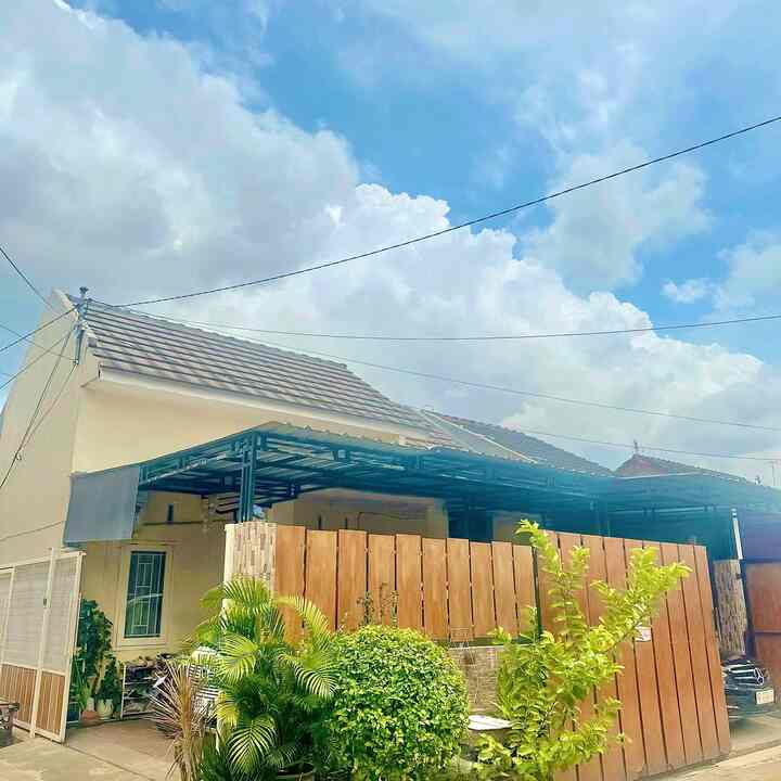 Fasad rumah ini masih bawaan developer jadi terkesan gaya minimalis tapi tetap warm krn menggunakan sentuhan seperti kayu dari bahan woodplank untuk area pagar dan beberapa tanaman yg menambah kesan segar dan natural
Karena rumah ini rumah hook,jadi terdapat 2 pagar dari arah depan dan samping..
Semoga menginspirasi teman2 semua…🥰🥰🥰
#woodplank #pagarwoodplank #pagardorong #tanamanpalm #batualam #catrumah #InspirasiFasad #StyleFasad #FasadRumah