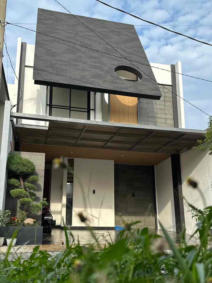 Setiap rumah punya cerita, dan fasad ini adalah awal dari cerita kami. Dari awal, keinginan kami sederhana: menciptakan rumah yang terlihat modern, minimalis, dan punya sentuhan unik yang mencerminkan karakter penghuninya. Setelah melalui banyak pertimbangan, lahirlah desain ini—sebuah fasad yang simpel, elegan, namun tetap fungsional.

Kenapa pilih gaya Minimalis Modern? Karena gaya ini terasa timeless, bersih, dan nyaman. Dengan garis-garis tegas serta warna netral, kami rasa fasad cukup enak dipandang dan juga memberi kesan lapang tanpa terlalu banyak ornamen.

Material fasad ini dipilih biar tampilannya simpel tapi tetap keren. Batu alam agar fasad terlihat kokoh dan estetik dengan tekstur alami yang nggak ngebosenin. Conwood dipakai buat nambah kesan hangat ala kayu tapi nggak ribet perawatannya. Terus, cat putih jadi warna utama yang bikin rumah kelihatan bersih, terang, dan elemen lainnya makin stand out. Kombinasi ini pas banget buat yang suka gaya modern tapi tetap natural.

#InspirasiFasad #StyleFasad #FasadRumah #RumahMinimalis #RumahModern #MinimalisModern #BatuAlam #PlafonConwood #DindingPutih #CatPutih #CemaraUdang #AtapPelana