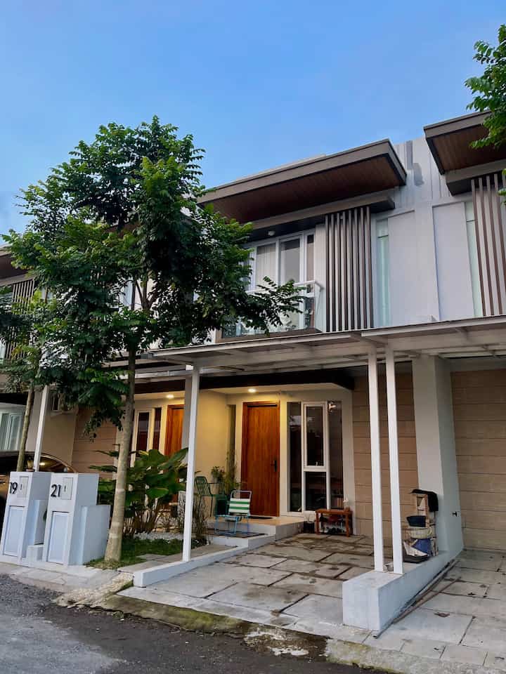 Fasad Minimalis Modern 🏡
Salah 1 alasan memilih tipe rumah ini adalah fasadnya yang Minimalis. Dari segi perawatan lebih mudah tetapi looksnya tetap modern. Dengan pintu kayu gelap, jendela aluminium putih, aksen motif kayu pada pvc plafon balkon di lantai 2 dan kisi-kisi vertikal.
.
Perubahan yg kami lakukan hanya pada taman yg dipangkas sebagian untuk tapak jalan dgn membuat blok semen. Sisanya kami dekorasi taman dgn Pohon Cemara, Calathea dan batu putih agar terkesan lebih segar dgn penghijauan. Kemudian menambahkan kursi-kursi santai dari ikea dan kursi besi outdoor.
.
#InspirasiFasad #StyleFasad #FasadRumah #PvcPlafon #pohoncemara #tamanfasad #kursipantai #kursiteras #kursibesioutsoor #raksepatubangku #rakteras #dekorasitaman 