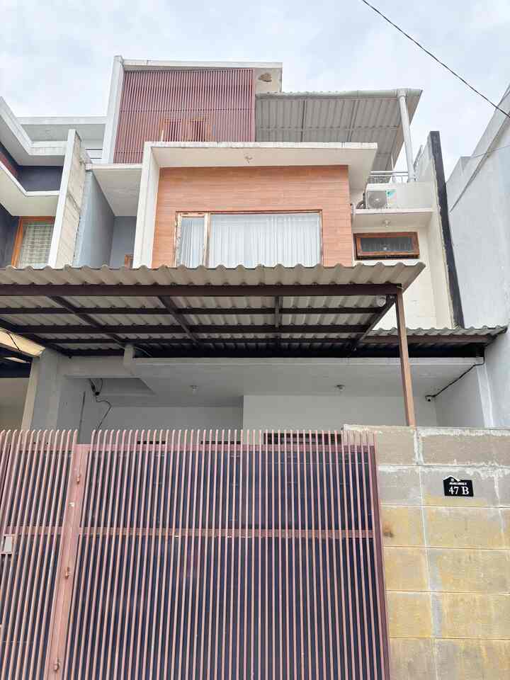 Fasad adalah hal pertama yang bikin aku jatuh cinta dengan rumah sederhana ini. Tema minimalis ini sangat cocok dengan seleraku yang simple dan ga neko-neko.

🏠Bagian depan ada pagar besi yang dibuat lurus. Pada fasad bagian atas juga kami tambahkan list besi yang persis sama dengan pagar. Tujuannya untuk mempercantik tampilan rumah.

🏡Dibagian carport kami tambahkan atap berbahan upvc alderon putih dengan besi holo bewarna coklat

🪴Bagian teras ada kursi dan meja teras serta beberapa tanaman agar rumah terksesan lebih hidup.

#Fasad #InspirasiFasad #StyleFasad #FasadRumah #PagarRumah #PagarRumahMinimalis #PlavonPVC #KeramikFasad #KursiTeras
