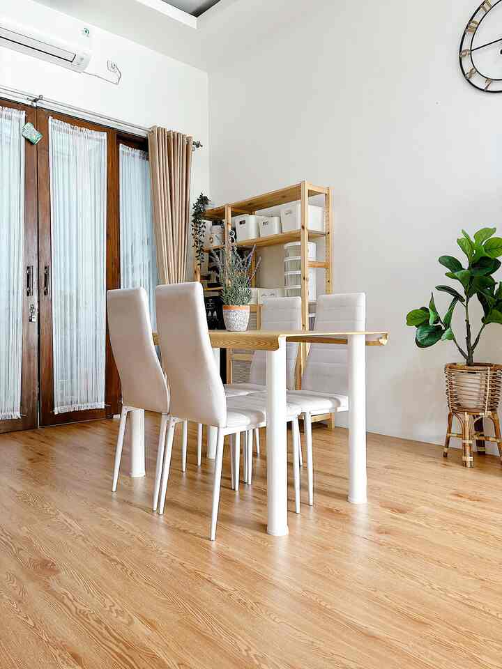 Ruang makan sederhana dengan tema white and wood, menghadirkan suasana yang terasa nyaman dan hangat. 

Ada rak Ivar Ikea yang makin mempercantik ruangan ini. Dan ada meja makan sederhana yang jadi pusat berkumpul keluarga.

Penambahan lantai vinyl juga membuat ruangan ini jadi semakin aesthetic. Tak lupa juga tanaman artifisial hijau agar ruangan terasa lebih hidup.

#Dapur #MakeOverDapur #StylingDapur #DapurImpian #Dining #DiningArea #MejaMakan #RakIkea #RakIvar #MejaMakanMinimalis #MejaMakanSederhana
