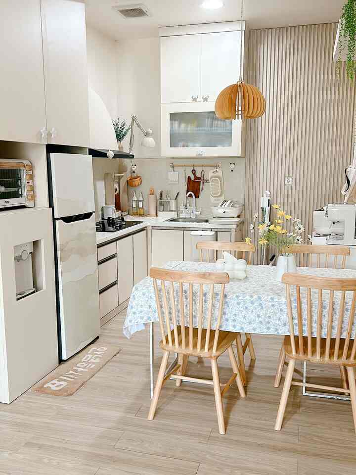 dapur minimalis yang menyatu dengan meja makan 
#kursikayu
#lampugantung
#lampuikea
#dapurminimalis
#dindingpanel
#kitchenset
#makeoverdapur
 #MakeOverDapur
 #StylingDapur
 #DapurImpian