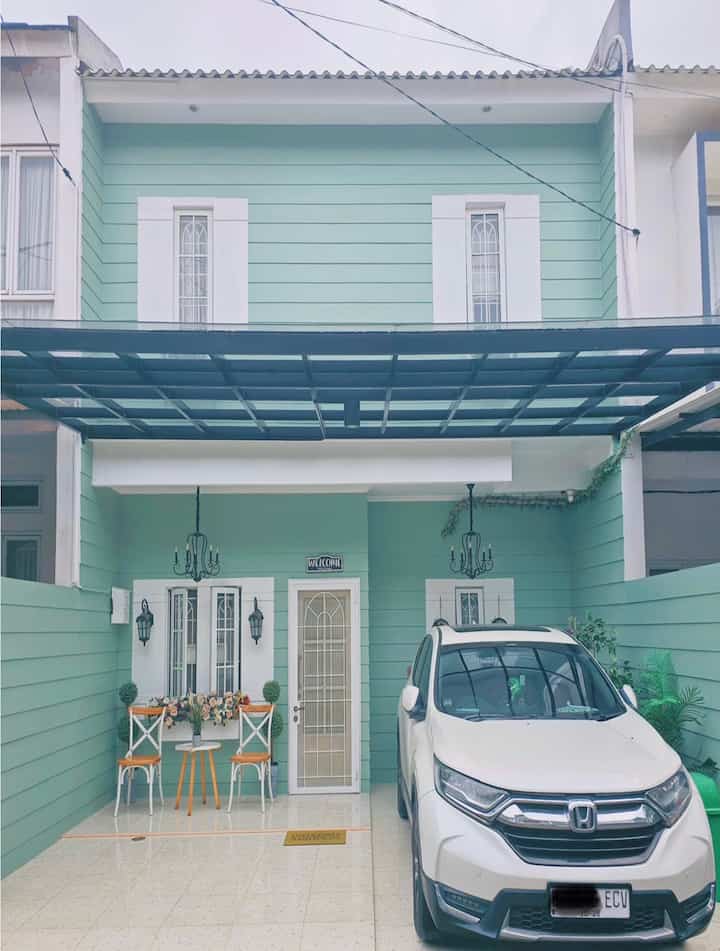 ‼️ Farmhouse Fasad 

Bagian fasad rumah kami ini merupakan bagian yang di rubah signifikan dari versi standar developer. Desainnya cukup sederhana karena hasil pemikiran sendiri yang terinspirasi dari desa-desan di amsterdam. Materialnya hanya menggunakan material GRC/wood plank bertektur saja, tujuannya untuk menghemat budget dan sesuai dengan tema rumah “farmhouse” yang kami pilih.

#keramiklantai #lampugantung #tanamanartificial #keset #kursi #inspirasifasad #stylefasad #fasadrumah